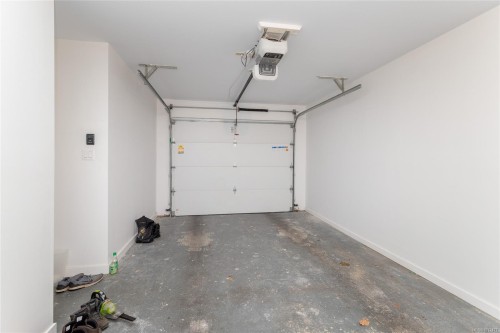 109-2829 Arbutus Rd, Saanich, BC 