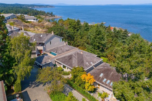 109-2829 Arbutus Rd, Saanich, BC 