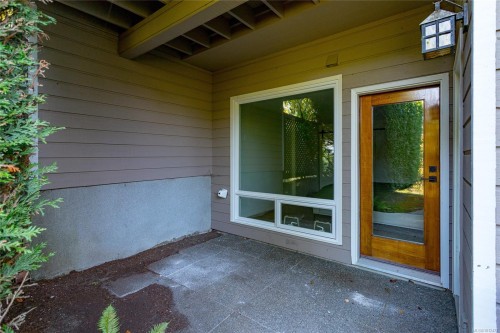 109-2829 Arbutus Rd, Saanich, BC 