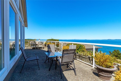 109-2829 Arbutus Rd, Saanich, BC 