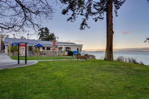 5090 Cordova Bay Rd, Saanich, BC 