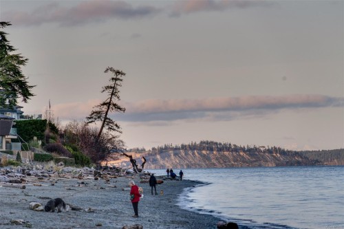 5090 Cordova Bay Rd, Saanich, BC 