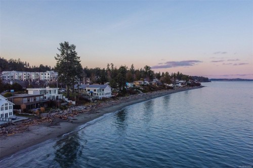 5090 Cordova Bay Rd, Saanich, BC 