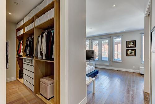 Penderie (Walk-in) - 3492Z Rue Simpson, Montréal (Ville-Marie), QC 