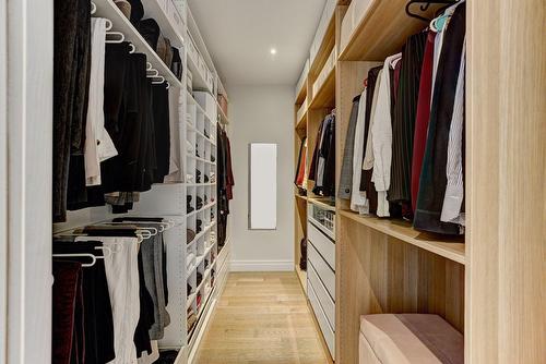 Penderie (Walk-in) - 3492Z Rue Simpson, Montréal (Ville-Marie), QC 