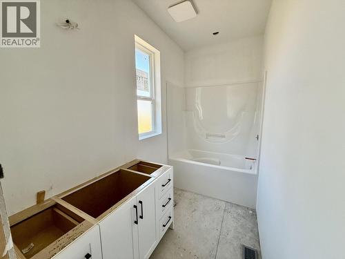 905 Spruce Place, 100 Mile House, BC - Indoor Photo Showing Kitchen