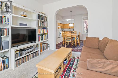 27 Tisdale Street N, Hamilton, ON - Indoor Photo Showing Living Room