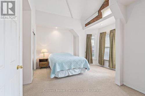 27 Tisdale Street N, Hamilton, ON - Indoor Photo Showing Bedroom