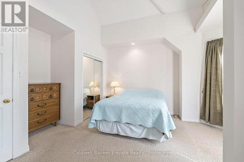 27 Tisdale Street N, Hamilton, ON - Indoor Photo Showing Bedroom