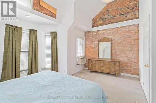 27 Tisdale Street N, Hamilton, ON - Indoor Photo Showing Bedroom