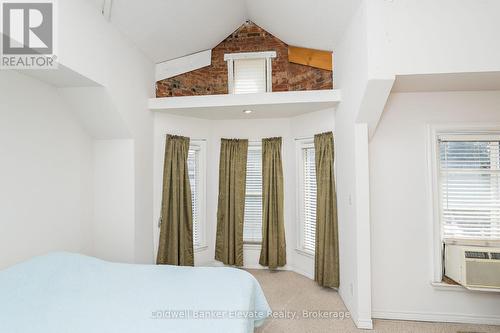 27 Tisdale Street N, Hamilton, ON - Indoor Photo Showing Bedroom