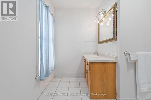 27 Tisdale Street N, Hamilton, ON - Indoor Photo Showing Bathroom