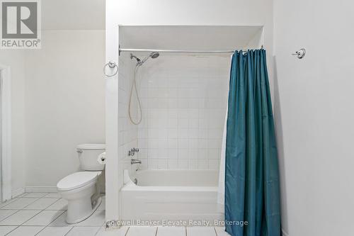 27 Tisdale Street N, Hamilton, ON - Indoor Photo Showing Bathroom