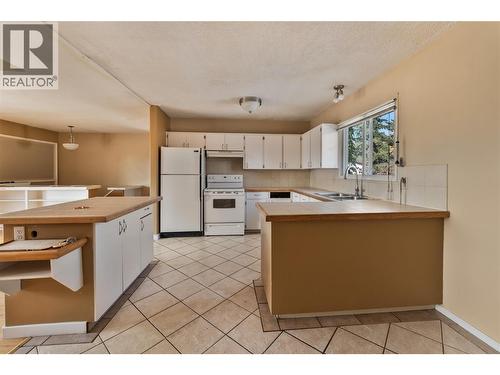2858 Aberdeen Road, West Kelowna, BC - Indoor Photo Showing Kitchen With Double Sink
