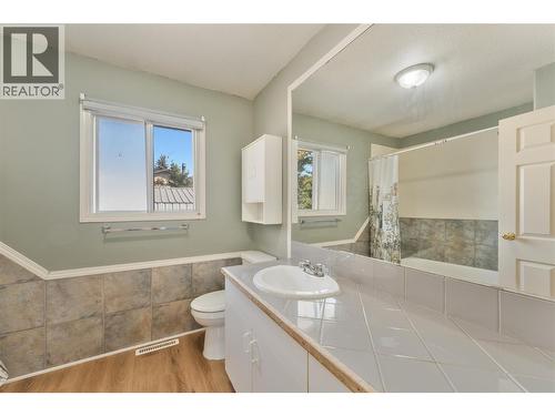 2858 Aberdeen Road, West Kelowna, BC - Indoor Photo Showing Bathroom