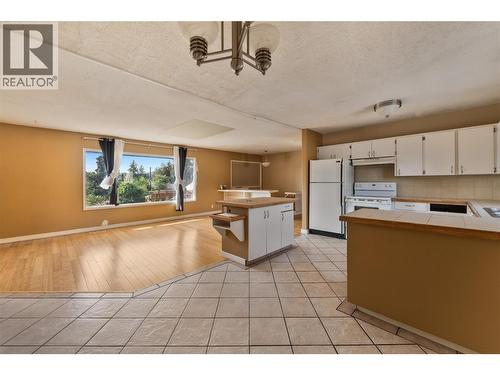 2858 Aberdeen Road, West Kelowna, BC - Indoor Photo Showing Kitchen