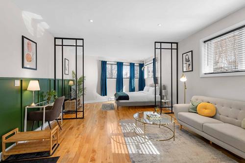 Salon - 2151 Rue Sherbrooke E., Montréal (Le Plateau-Mont-Royal), QC 