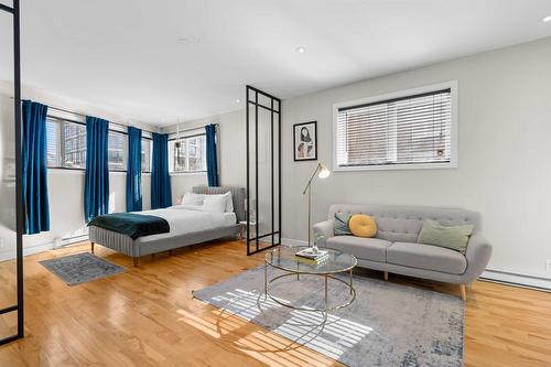 Salon - 2151 Rue Sherbrooke E., Montréal (Le Plateau-Mont-Royal), QC 