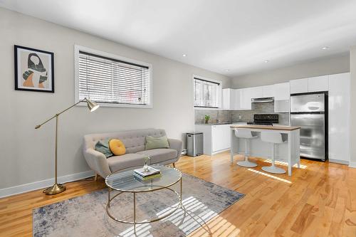 Salon - 2151 Rue Sherbrooke E., Montréal (Le Plateau-Mont-Royal), QC 