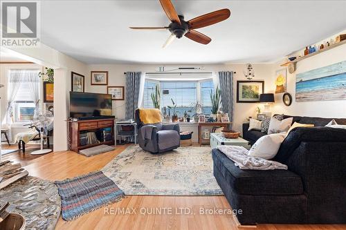 7763 Loyalist Parkway, Greater Napanee (Greater Napanee), ON - Indoor Photo Showing Living Room