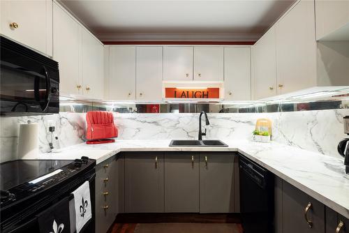 115-1035 Bernard Avenue, Kelowna, BC - Indoor Photo Showing Kitchen With Double Sink