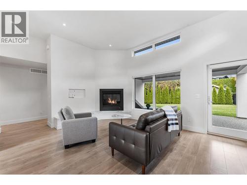 410 Sarsons Road, Kelowna, BC - Indoor Photo Showing Living Room With Fireplace