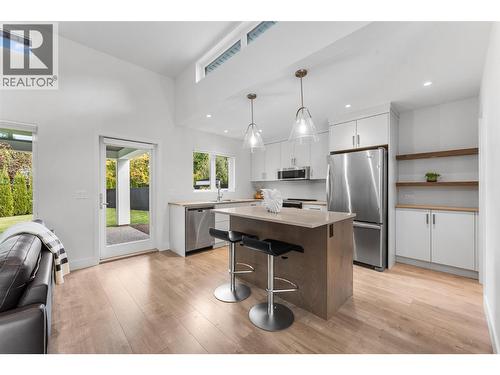 410 Sarsons Road, Kelowna, BC - Indoor Photo Showing Kitchen With Upgraded Kitchen