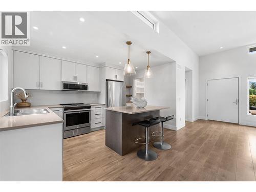 410 Sarsons Road, Kelowna, BC - Indoor Photo Showing Kitchen With Upgraded Kitchen