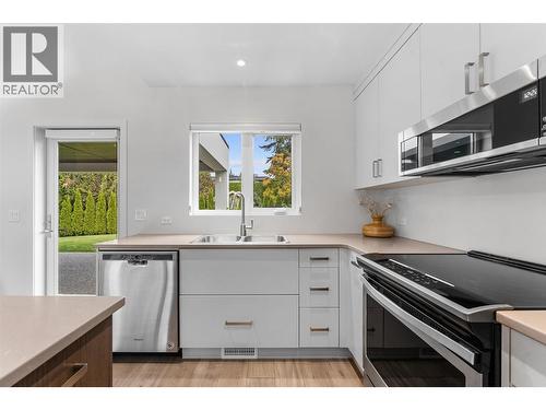 410 Sarsons Road, Kelowna, BC - Indoor Photo Showing Kitchen With Double Sink