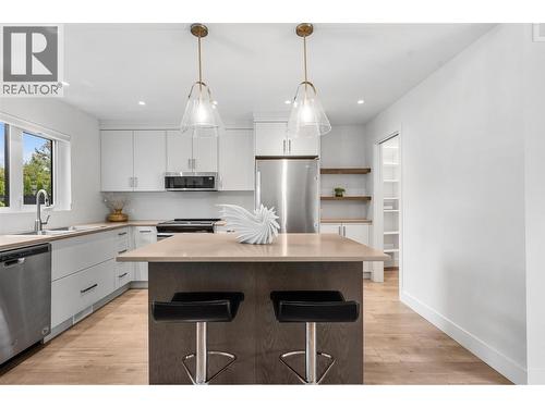 410 Sarsons Road, Kelowna, BC - Indoor Photo Showing Kitchen With Double Sink With Upgraded Kitchen