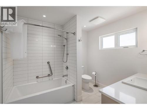 410 Sarsons Road, Kelowna, BC - Indoor Photo Showing Bathroom