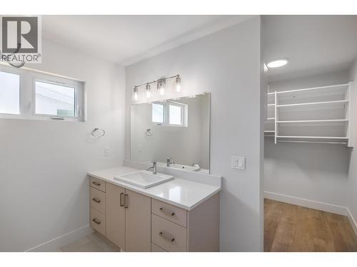 410 Sarsons Road, Kelowna, BC - Indoor Photo Showing Bathroom