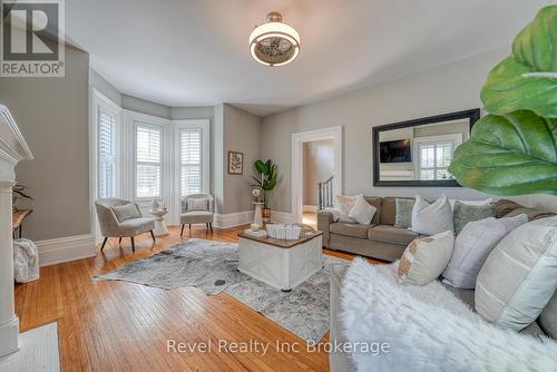 425 Ingersoll Avenue, Woodstock (Woodstock - North), ON - Indoor Photo Showing Living Room