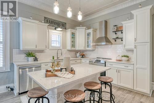 425 Ingersoll Avenue, Woodstock (Woodstock - North), ON - Indoor Photo Showing Kitchen With Upgraded Kitchen