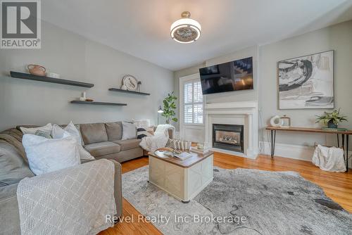 425 Ingersoll Avenue, Woodstock (Woodstock - North), ON - Indoor Photo Showing Living Room With Fireplace