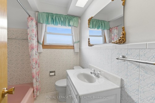 98 East 16Th Street, Hamilton, ON - Indoor Photo Showing Bathroom
