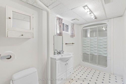 98 East 16Th Street, Hamilton, ON - Indoor Photo Showing Bathroom