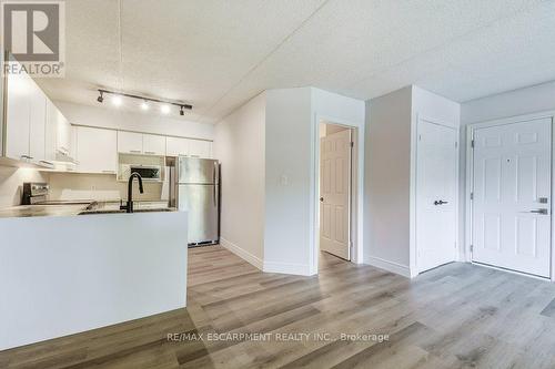 107 - 2020 Cleaver Avenue, Burlington, ON - Indoor Photo Showing Kitchen