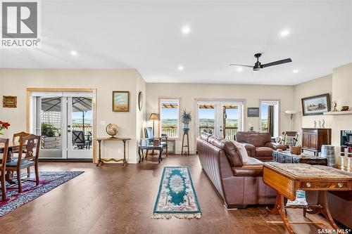 322 Laurier Crescent, Laird Rm No. 404, SK - Indoor Photo Showing Living Room