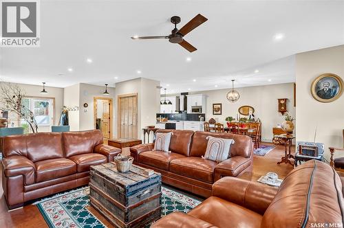 322 Laurier Crescent, Laird Rm No. 404, SK - Indoor Photo Showing Living Room