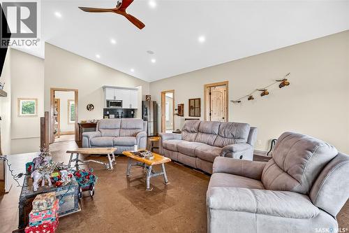 322 Laurier Crescent, Laird Rm No. 404, SK - Indoor Photo Showing Living Room