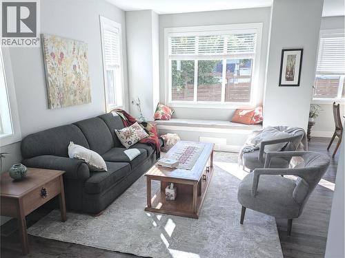 1257 And 1259 Rio Drive, Kelowna, BC - Indoor Photo Showing Living Room