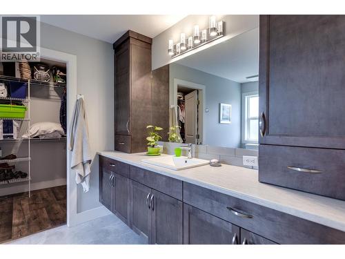 1257 And 1259 Rio Drive, Kelowna, BC - Indoor Photo Showing Bathroom