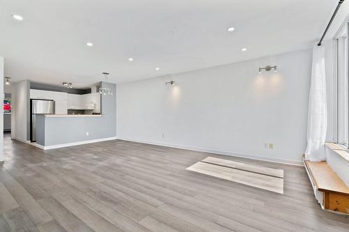 Salon - 2-625 Rue De Chevillon, Laval (Chomedey), QC - Indoor