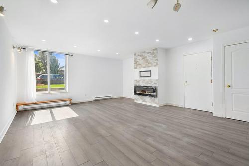 Salle à manger - 2-625 Rue De Chevillon, Laval (Chomedey), QC - Indoor Photo Showing Living Room With Fireplace