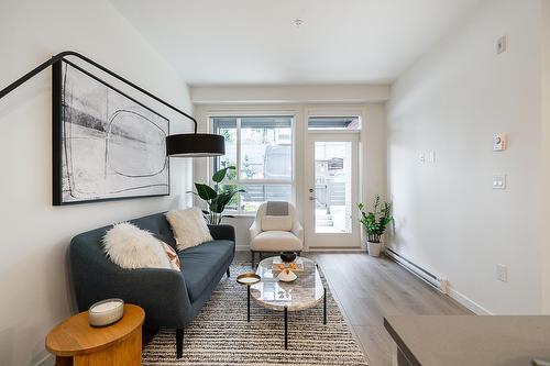 609 7936 206 Street, Langley, BC - Indoor Photo Showing Living Room