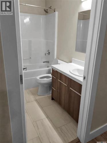 1-4 316 3Rd Street W, Delisle, SK - Indoor Photo Showing Bathroom