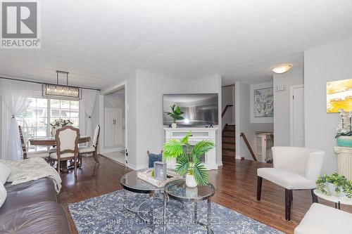 323 Central Pk Boulevard N, Oshawa, ON - Indoor Photo Showing Living Room
