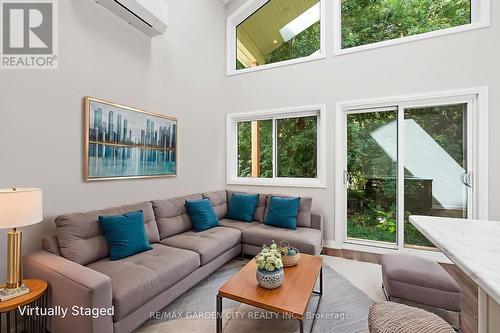 34 Kenworth Drive, St. Catharines (Carlton/Bunting), ON - Indoor Photo Showing Living Room