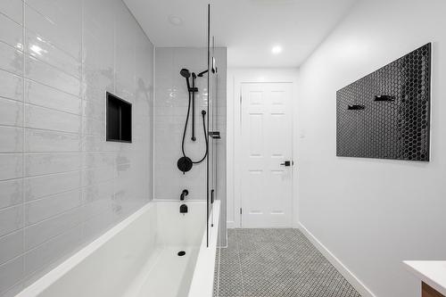 Bathroom - 442 Mtée Des Trente, Mont-Saint-Hilaire, QC - Indoor Photo Showing Bathroom